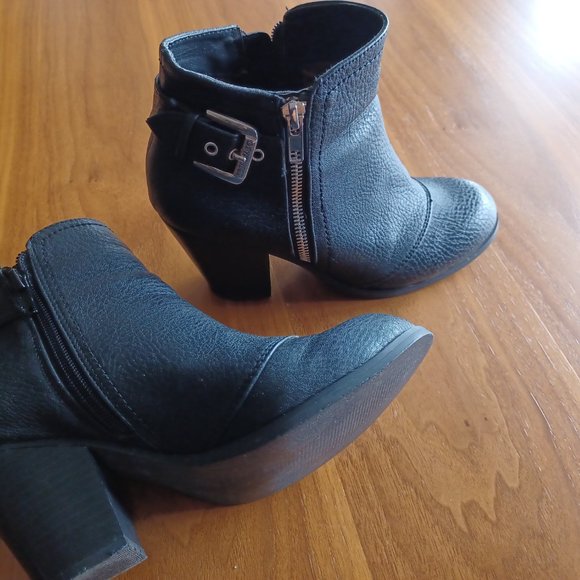 Guess Leather Ankle bootie - Picture 4 of 4